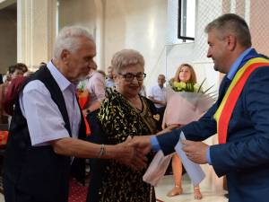 „Cupluri de Aur” sărbătorite la Fălticeni: 50 de ani de căsnicie, celebrați cu emoție și bucurie