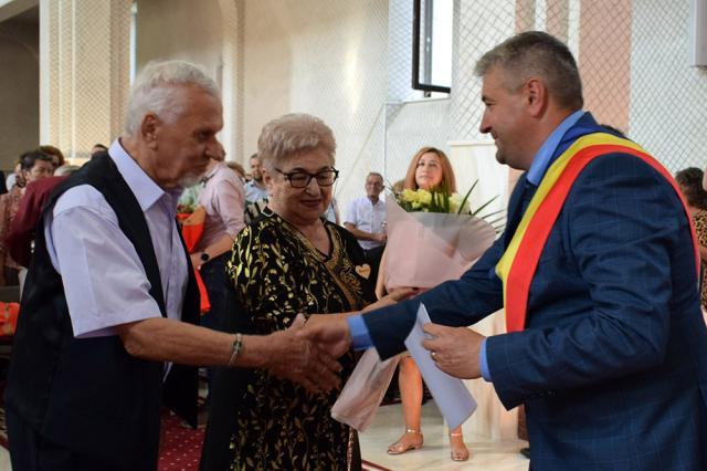 „Cupluri de Aur” sărbătorite la Fălticeni: 50 de ani de căsnicie, celebrați cu emoție și bucurie