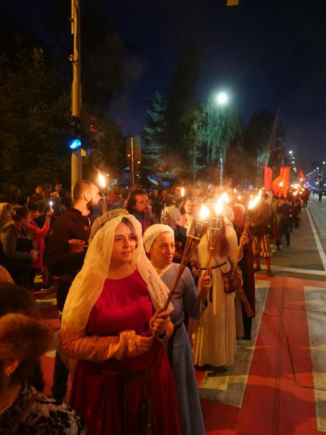 Parada participanților din deschiderea Festivalului de artă medievală Suceava