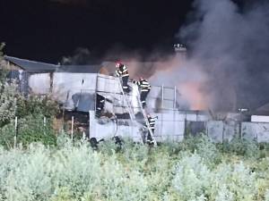 Incendiul de la gospodăria din Dumbrăveni a fost provocat de copiii care s-au jucat cu focul