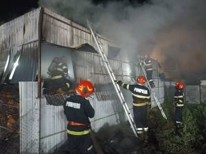 Incendiul de la gospodăria din Dumbrăveni a fost provocat de copiii care s-au jucat cu focul