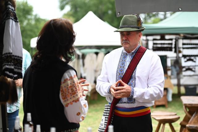 Niculai Barbă îi invită pe suceveni să cumpere de la meșterii și producătorii prezenți în târgul de la Muzeul Satului Bucovinean