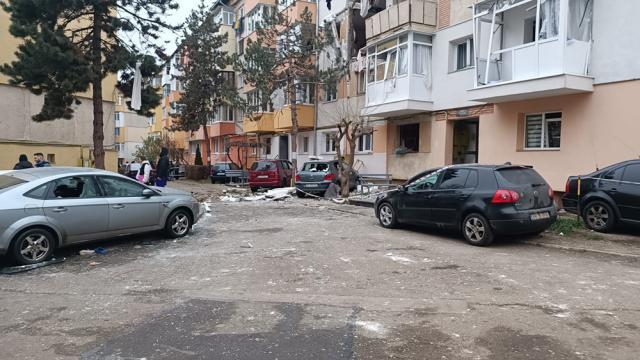 Blocul de locuințe de pe strada Rarău – cartierul Burdujeni,  afectat grav de o explozie cauzată de acumularea de gaz metan