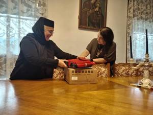 Mănăstirea Voroneț a primit în dar de la dr. Adriana Mihălaș un defibrilator