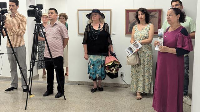 Expoziția de pictură și grafică adusă la Suceava de artiștii Gabriela Drăghici și Ion Drăghici, dedicată înotătorului David Popovici