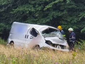 Accident autoutilitară răsturnată