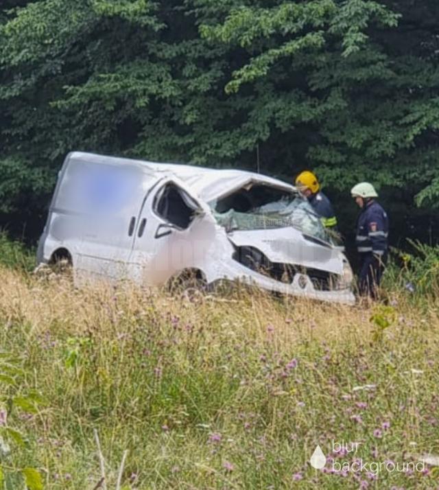 Accident autoutilitară răsturnată