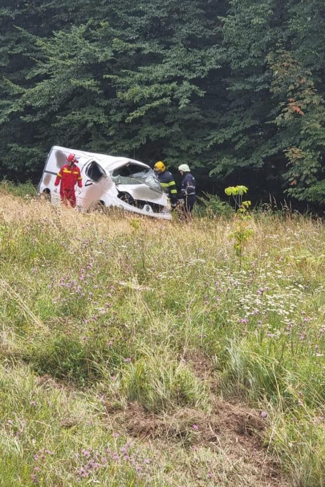 Accident autoutilitară răsturnată