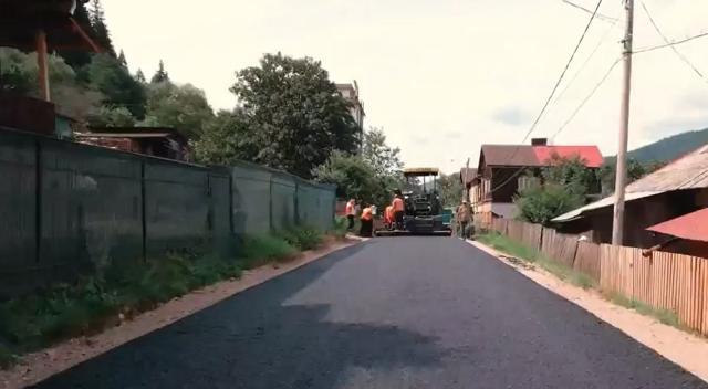 La Vatra Dornei au început lucrările pentru asfaltarea a 14 străzi din municipiu