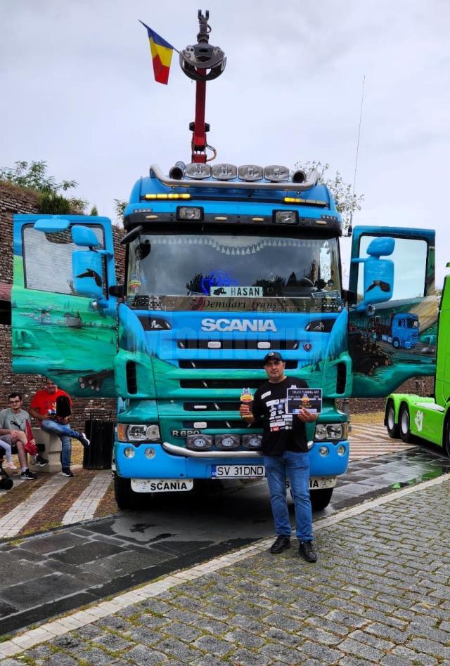 Cu frumoase imagini din „Țara Dornelor”, pictate pe camionul său de un artist din Vatra Dornei (Niko Art ), Alin Mujdei a obținut merituosul loc 5 la festivalulconcursul Truck Tuning Art 1