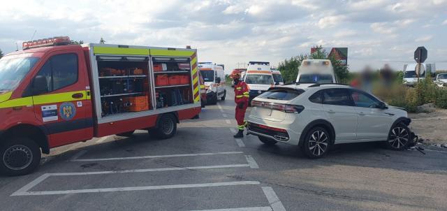 Accident cu 12 persoane implicate, după o neacordare de prioritate, la Cumpărătura