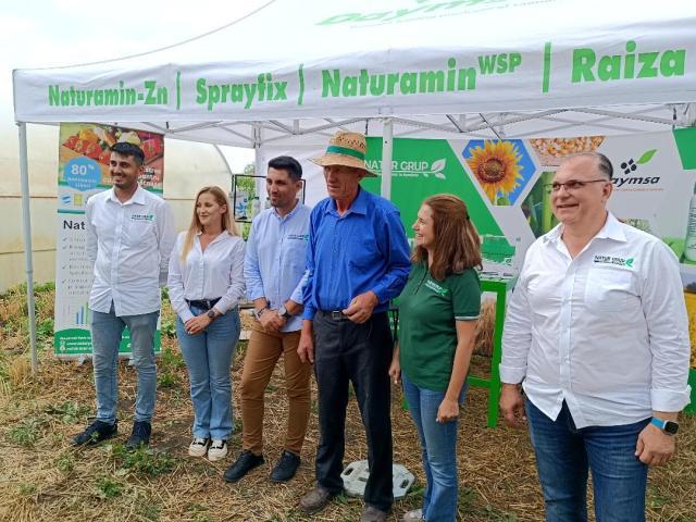 Reprezentanți ai Natur Grup prezentând produse ale brandului Daymsa