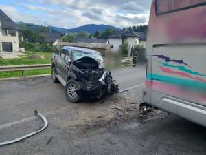 Accident cu 4 răniți, între un autocar și un autoturism, la Vama