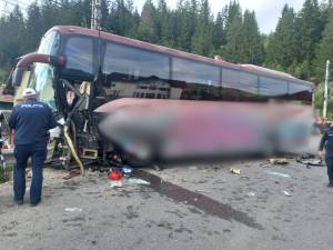 Accident cu 4 răniți, între un autocar și un autoturism, la Vama