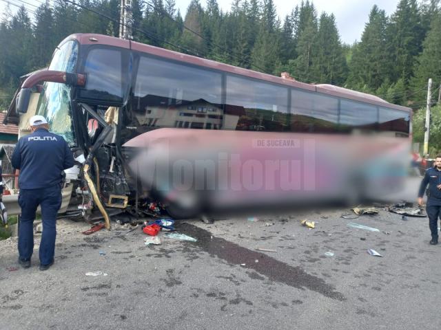 Accident cu 4 răniți, între un autocar și un autoturism, la Vama