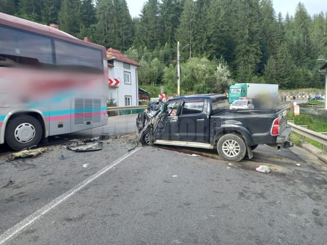 Accident cu 4 răniți, între un autocar și un autoturism, la Vama