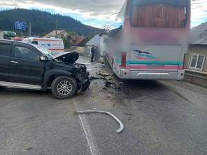 Accident cu 4 răniți, între un autocar și un autoturism, la Vama