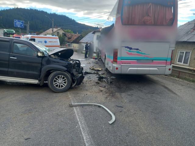 Accident cu 4 răniți, între un autocar și un autoturism, la Vama