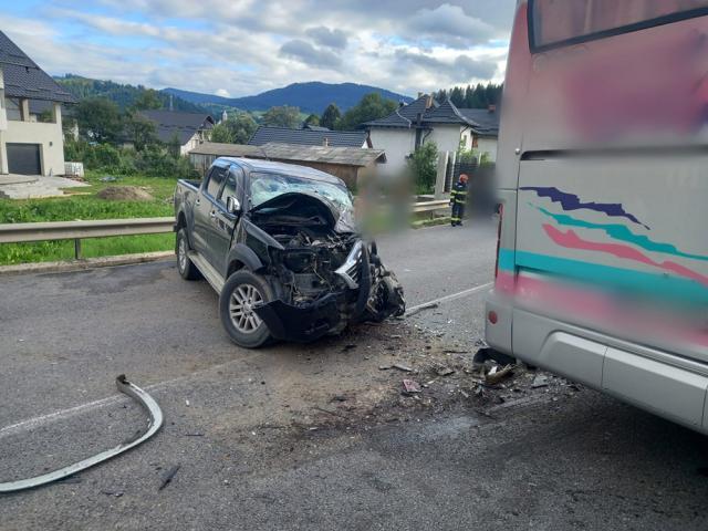 Accident cu 4 răniți, între un autocar și un autoturism, la Vama