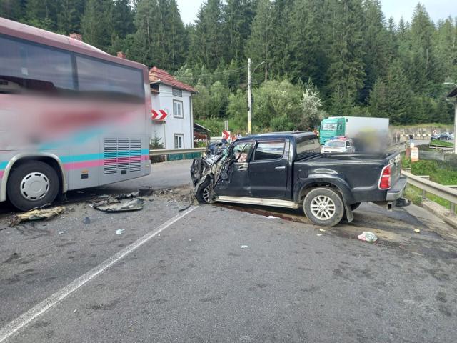 Accident cu 4 răniți, între un autocar și un autoturism, la Vama