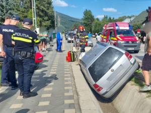 Patru răniți, între ei trei minori, după ce o mașină a intrat violent într-un podeț din beton