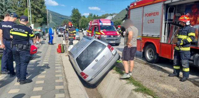 Patru răniți, între ei trei minori, după ce o mașină a intrat violent într-un podeț din beton