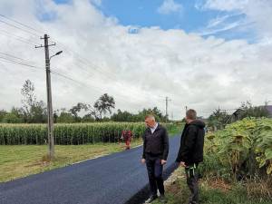 Strada Șuteni, din Moara Carp, este în plin proces de asfaltare
