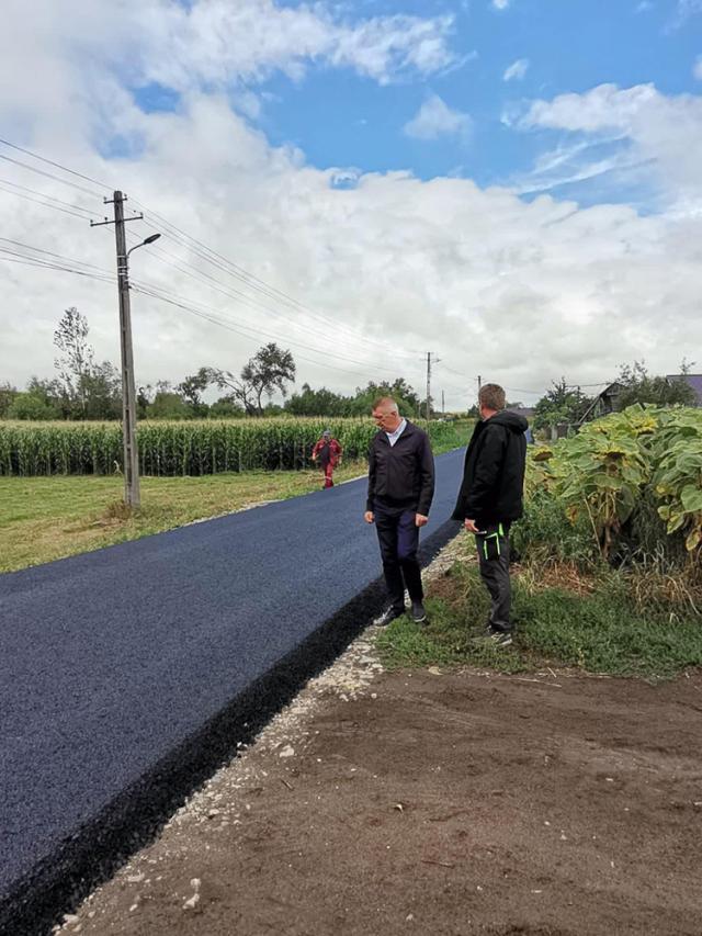 Strada Șuteni, din Moara Carp, este în plin proces de asfaltare