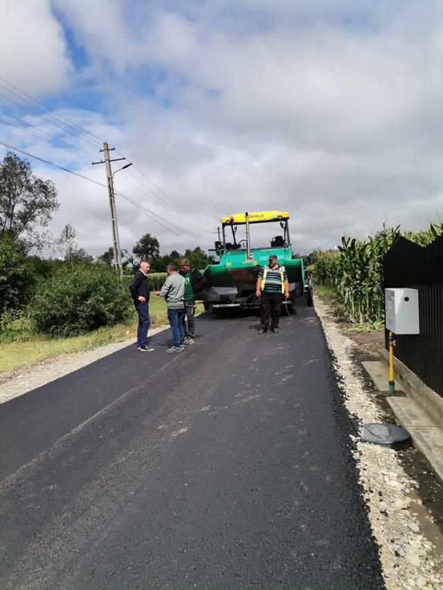 Strada Șuteni, din Moara Carp, este în plin proces de asfaltare