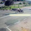 Copil de 11 ani, pe bicicletă, acroșat pe trecerea de pietoni de doi motocicliști