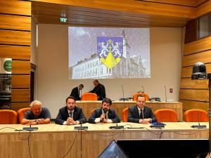 Sorin Golda, Ery Daniel Pervulescu, membru în Consiliul de conducere al Federației Comunităților Evreiești din România, Rami Teplitskiy, vice-ambasador al Israelului în România, și prefectul Alexandru Moldovan