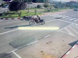 Copil de 11 ani, pe bicicletă, acroșat pe trecerea de pietoni de doi motocicliști