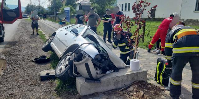 Așa arăta mașina după impactul cu capul de pod