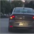 Cum circula o mașină cu numere de Suceava pe o stradă din Cluj-Napoca