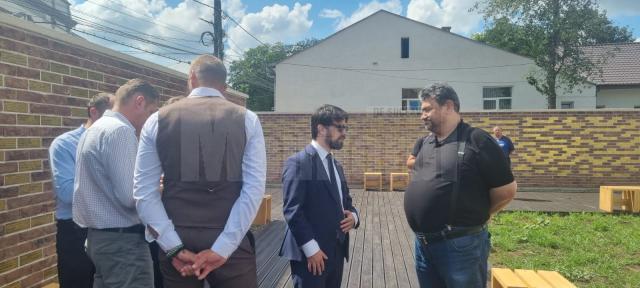 Vice-ambasadorul Rami Teplitskiy în discuție cu directorul Muzeului National al Bucovinei, Emil Ursu