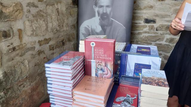 O parte dintre lucrările academicianului Ioan Aurel Pop au putut fi cumpărate de la un stand al Librăriilor Alexandria