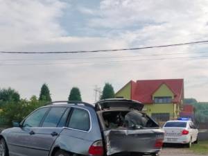 Un bărbat care se afla la volanul unui VW a intrat într-un autoturism BMW staționat în afara carosabilului