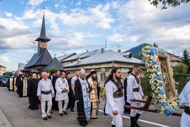 Procesiune în Câmpulung Moldovenesc cu Icoana făcătoare de minuni a Maicii Domnului de la Mănăstirea Rarău