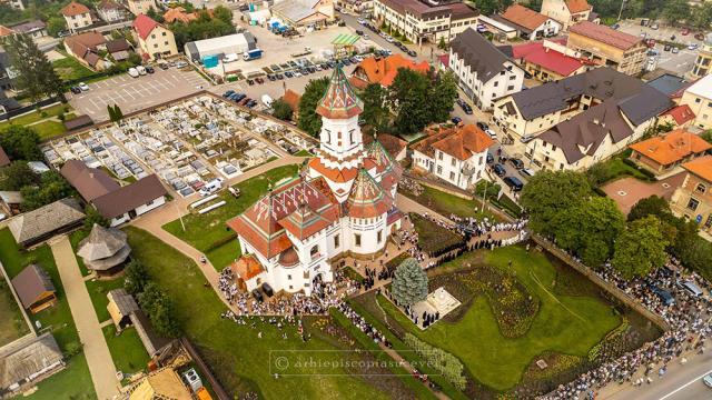 Procesiune în Câmpulung Moldovenesc cu Icoana făcătoare de minuni a Maicii Domnului de la Mănăstirea Rarău