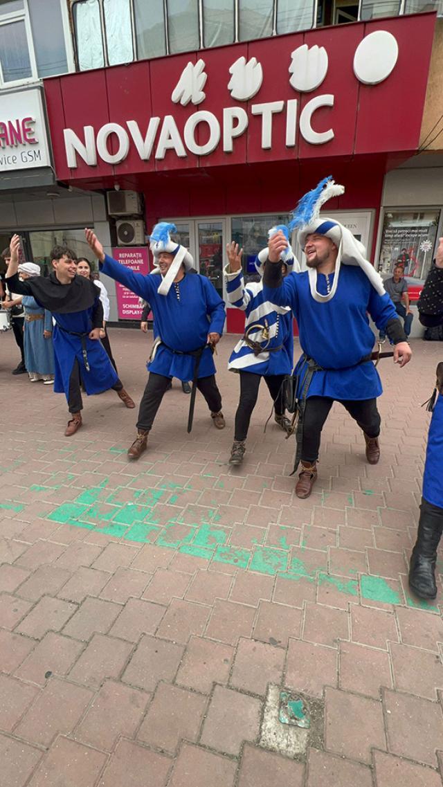 Statuile vii, care anunță Festivalul de Artă Medievală, au apărut în Suceava