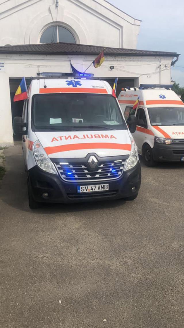 O ambulanță l-a preluat pe șofer și l-a transportat la spitalul din Fălticeni