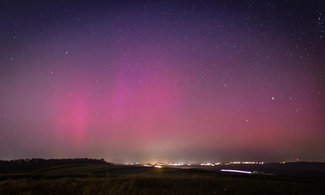 Fenomen spectaculos pe cerul Sucevei, luni noapte. O furtună solară a colorat bolta în roșu și violet