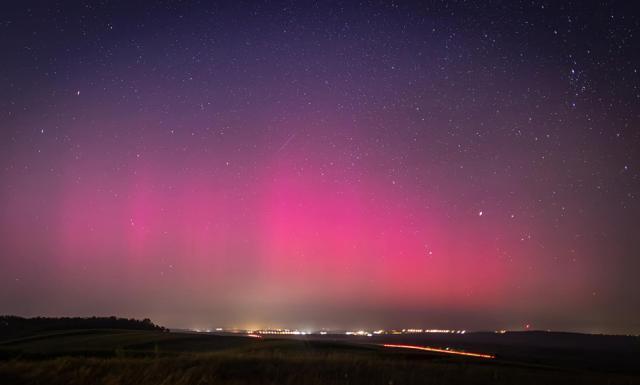 Fenomen spectaculos pe cerul Sucevei, luni noapte. O furtună solară a colorat bolta în roșu și violet