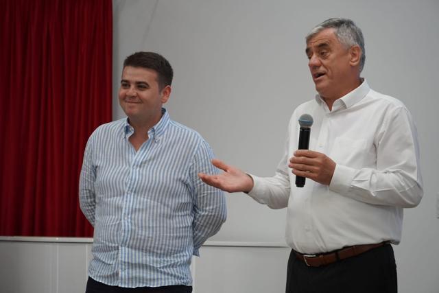 Gheorghe Șoldan alături de primarul comunei Dumbrăveni, Ioan Pavăl, la o întâlnire cu diaspora