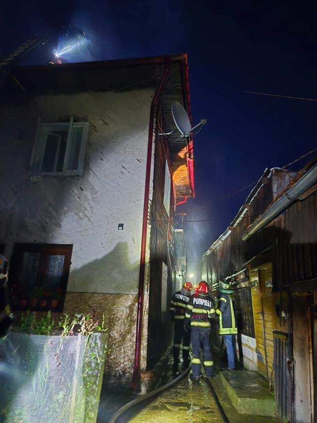 Casă parțial distrusă de un incendiu izbucnit marți seară