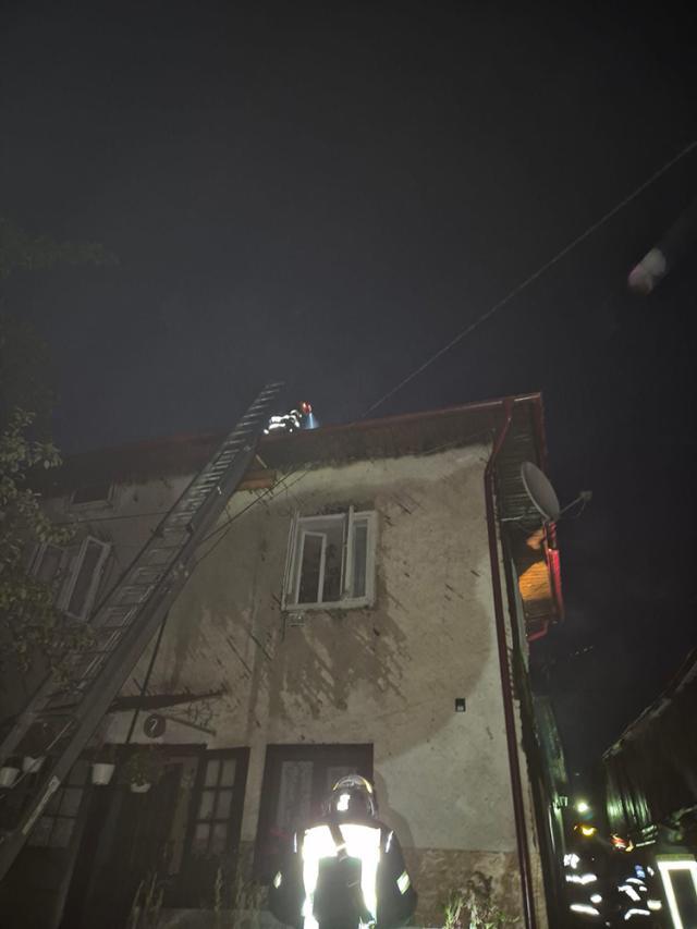 Casă parțial distrusă de un incendiu izbucnit marți seară