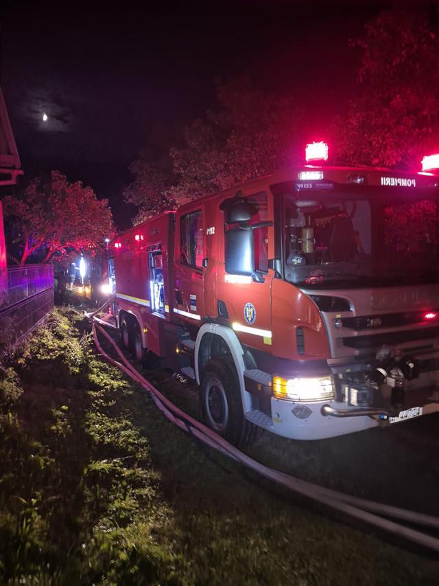 Casă parțial distrusă de un incendiu izbucnit marți seară