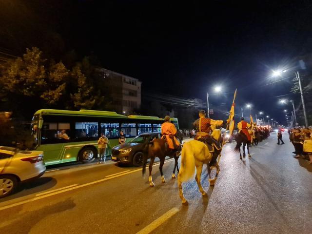 Cavaleri, războinici și domnițe au invadat străzile Sucevei la parada cu făclii a Festivalului Medieval