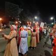 Cavaleri, războinici și domnițe au invadat străzile Sucevei la parada cu făclii a Festivalului Medieval