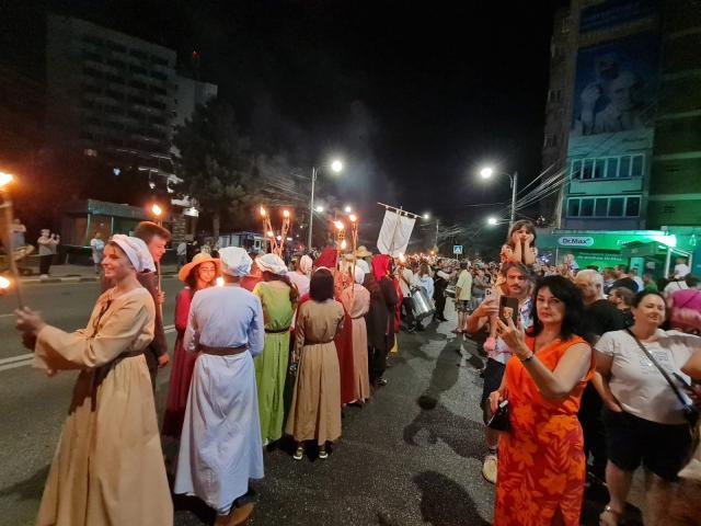 Cavaleri, războinici și domnițe au invadat străzile Sucevei la parada cu făclii a Festivalului Medieval